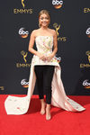 Sarah Hyland posando en la alfombra roja de los Premios Emmy 2016