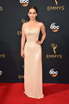 Emilia Clarke con un vestido de Versace en la alfombra roja de los Emmy 2016