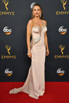 Sofía Vergara con traje de Versace en la alfombra roja de los Emmy 2016