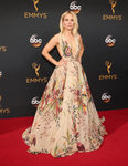 Kristen Bell con vestido de Zuhair Murad en la alfombra roja de los Emmy 2016