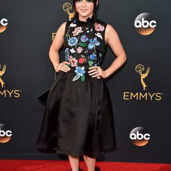 Maisie Williams con un vestido negro de flores en la alfombra roja de los Emmy 2016