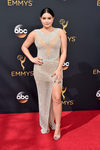Ariel Winter con un vestido de Yousef Al-Jasmi en los Emmy 2016