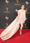 Anna Chlumsky con un vestido rosa cuarzo en los Emmy 2016