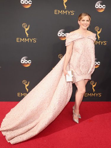 Anna Chlumsky con un vestido rosa cuarzo en los Emmy 2016