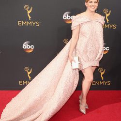 Anna Chlumsky con un vestido rosa cuarzo en los Emmy 2016