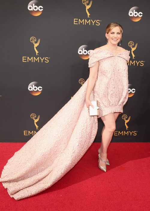 Anna Chlumsky con un vestido rosa cuarzo en los Emmy 2016
