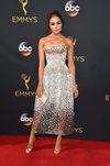 Olivia Culpo con un vestido de Zac Posen en la alfombra roja de los Premios Emmy 2016
