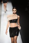 Falda y top de lentejuelas negro con visón de color crema de Felipe Varela colección primavera/verano 2017 en la Madrid Fashion Week