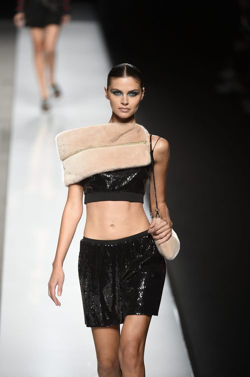 Falda y top de lentejuelas negro con visón de color crema de Felipe Varela colección primavera/verano 2017 en la Madrid Fashion Week