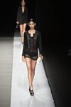 Vestido negro transparente de color negro con cazadora de cuero de Felipe Varela colección primavera/verano 2017 en la Madrid Fashion Week