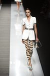 Camisa blanca con cinturón plateado y mallas con estampado de leopardo de Felipe Varela colección primavera/verano 2017 en la Madrid Fashion Week