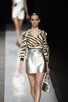 Camisa con estampado de leopardo y falda plateada de Felipe Varela colección primavera/verano 2017 en la Madrid Fashion Week
