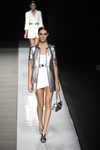 Vestido corto blanco con chaqueta de manga corta plateada de Felipe Varela colección primavera/verano 2017 en la Madrid Fashion Week
