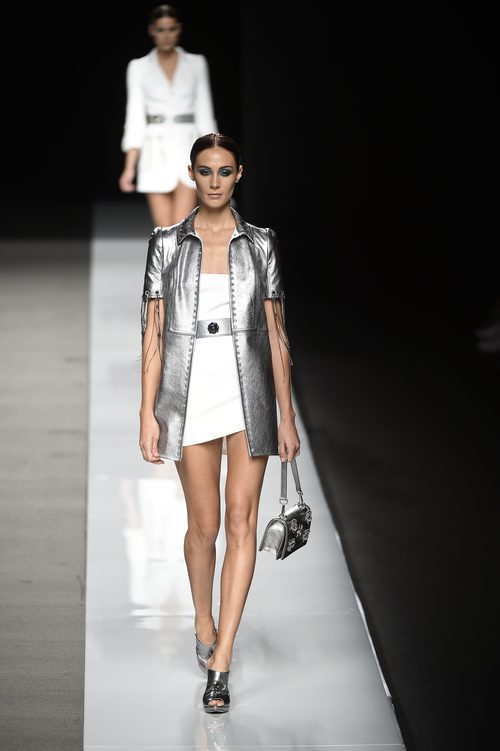 Vestido corto blanco con chaqueta de manga corta plateada de Felipe Varela colección primavera/verano 2017 en la Madrid Fashion Week