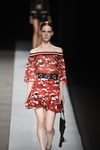 Vestido de camuflaje en tonos rojos de Felipe Varela en la colección primavera/verano 2017 en la Madrid Fashion Week