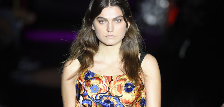 Conjunto de blusa de flores y falda negra de Alvarno primavera/verano 2017 para Madrid Fashion Week