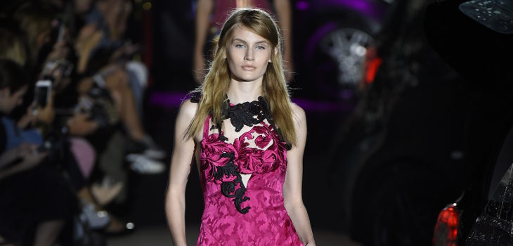 Vestido largo fucsia y negro de Alvarno primavera/verano 2017 para Madrid Fashion Week