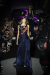 Vestido largo azul marino con flores naranjas de Alvarno colección primavera/verano 2017 para Madrid Fashion Week