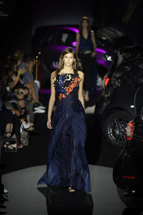 Vestido largo azul marino con flores naranjas de Alvarno colección primavera/verano 2017 para Madrid Fashion Week