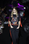 Conjunto te pantalón y camiseta negro y rojo con bordado de colores de Alvarno colección primavera/verano 2017 para Madrid Fashion Week