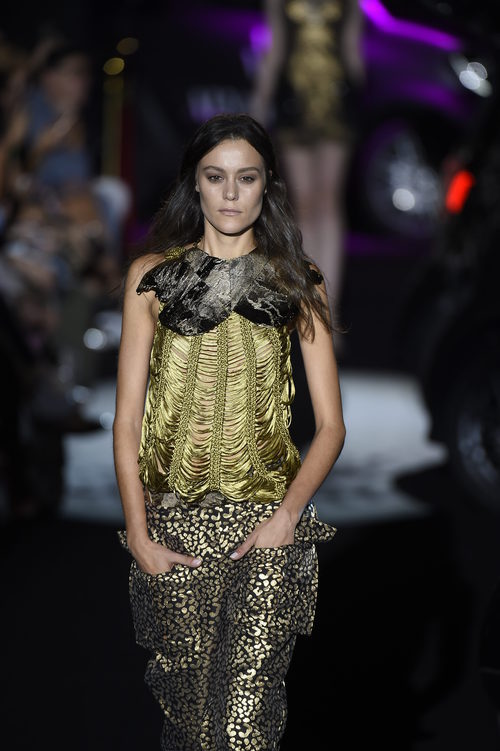 Conjunto de pantalón y top dorado animal print de Alvarno colección primavera/verano 2017 en Madrid Fashion Week