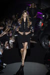 Chaqueta estilo japonés negra con flores de colores bordadas de Alvarno colección primavera/verano 2017 para Madrid Fashion Week