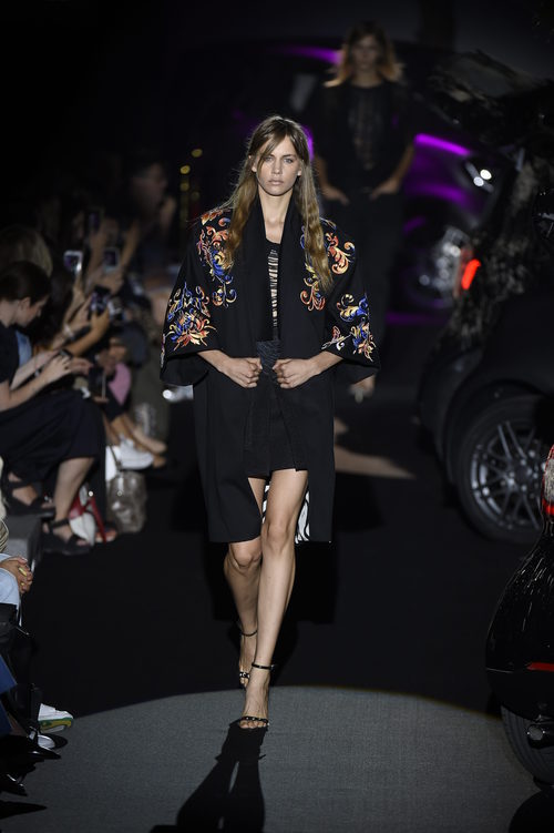 Chaqueta estilo japonés negra con flores de colores bordadas de Alvarno colección primavera/verano 2017 para Madrid Fashion Week