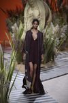 Vestido largo negro con chaqueta larga del mismo color de Jorge Vázquez para colección primavera/verano 2017 en la Madrid Fashion Week