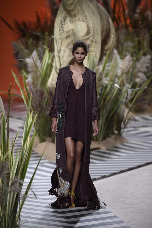 Vestido largo negro con chaqueta larga del mismo color de Jorge Vázquez para colección primavera/verano 2017 en la Madrid Fashion Week