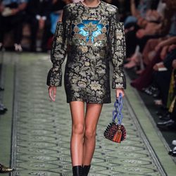 Vestido con estampado brocado en estilo barroco durante el desfile de Burberry en la Fashion Week de Londres