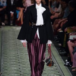 Blusa con lazada y pantalones altos durante el desfile de Burberry en la Fashion Week de Londres
