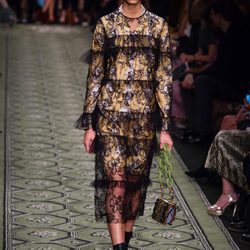 Vestido en capa bordada en estampado de flores durante el desfile de Burberry en la Fashion Week de Londres