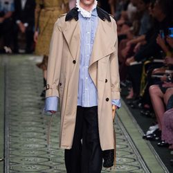 Trench 'british' en camel durante el desfile de Burberry en la Fashion Week de Londres