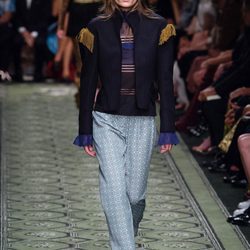 Abrigo blue navy con hombreras capitán durante el desfile de Burberry en la Fashion Week de Londres