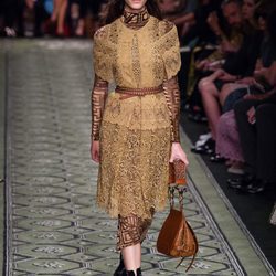 Vestido en oro estilo rococo durante el desfile de Burberry en la Fashion Week de Londres