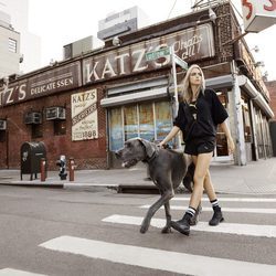 Cara Delevingne con una sudadera negra de la colección 'Do You' de Puma