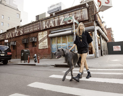 Cara Delevingne con una sudadera negra de la colección 'Do You' de Puma