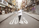 Cara Delevingne con una sudadera blanca de la colección 'Do You' de Puma