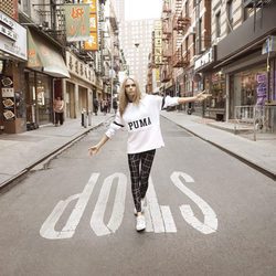 Cara Delevingne con una sudadera blanca de la colección 'Do You' de Puma