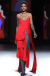Vestido asimétrico en rojo y apertura lateral de la marca Abrahamsson en el Samsung Ego
