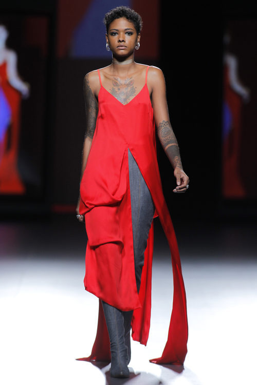 Vestido asimétrico en rojo y apertura lateral de la marca Abrahamsson en el Samsung Ego