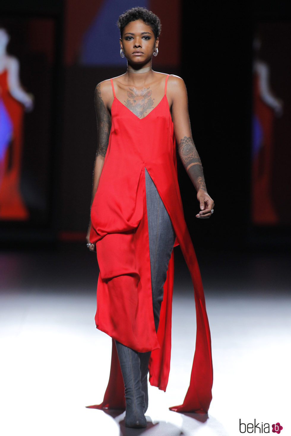 Vestido asimétrico en rojo y apertura lateral de la marca Abrahamsson en el Samsung Ego