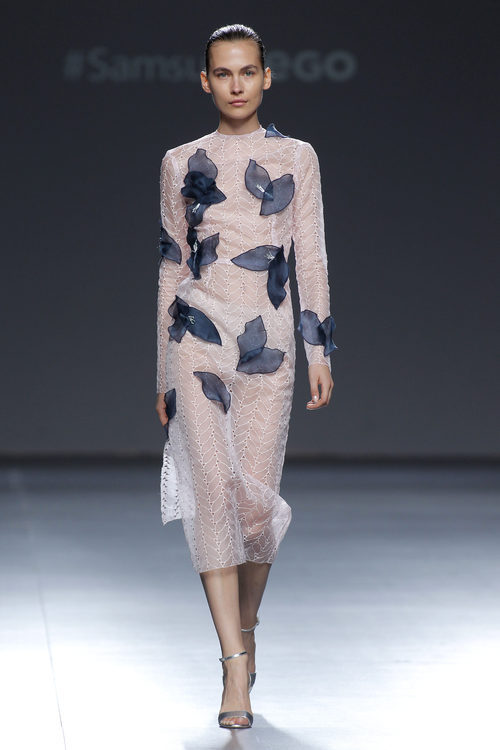 vestido en rosa cuarzo y superposiciones en negro de Mario Coello en el Samsung Ego