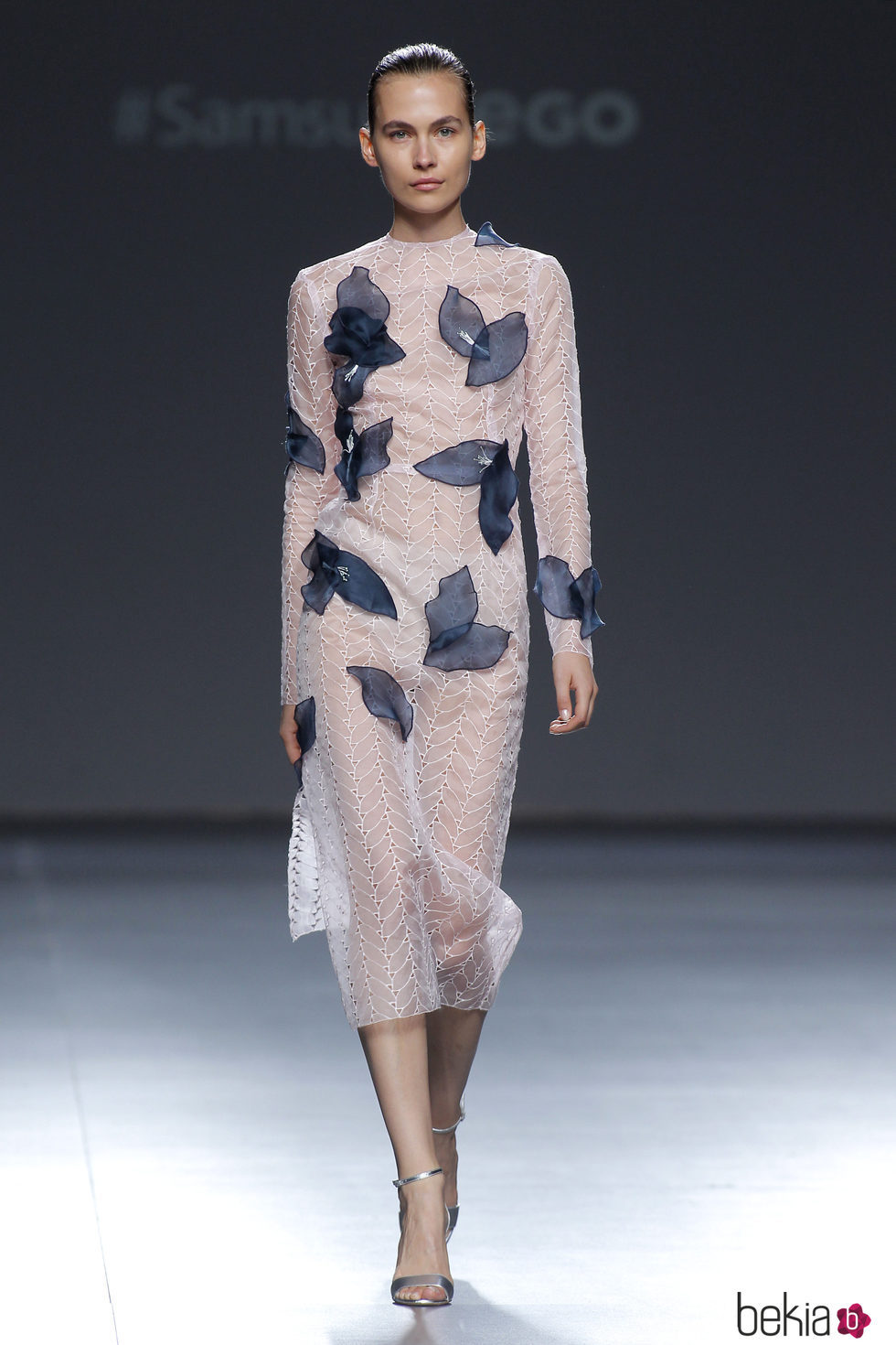vestido en rosa cuarzo y superposiciones en negro de Mario Coello en el Samsung Ego