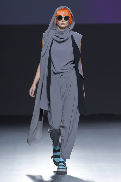Traje en gris de capas superpuestas sobrías de 44 Studio en el Samsung Ego