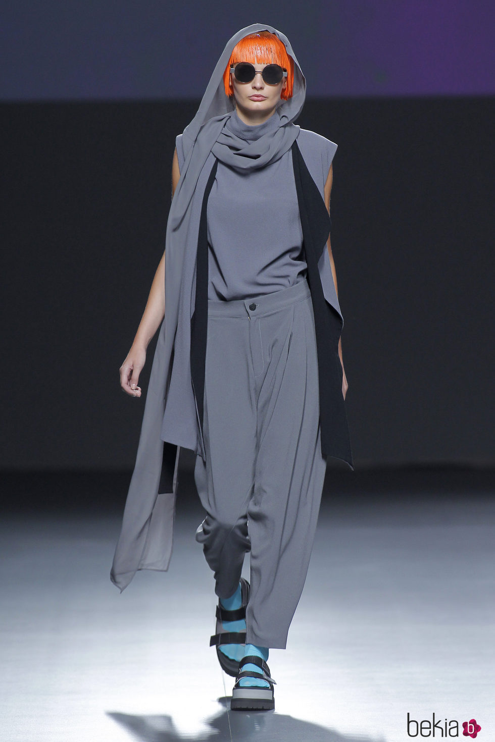 Traje en gris de capas superpuestas sobrías de 44 Studio en el Samsung Ego