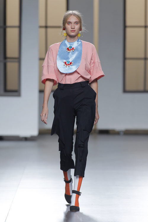 Conjunto de pantalón pirata y blusa rosa de Habey en el Samsung Ego