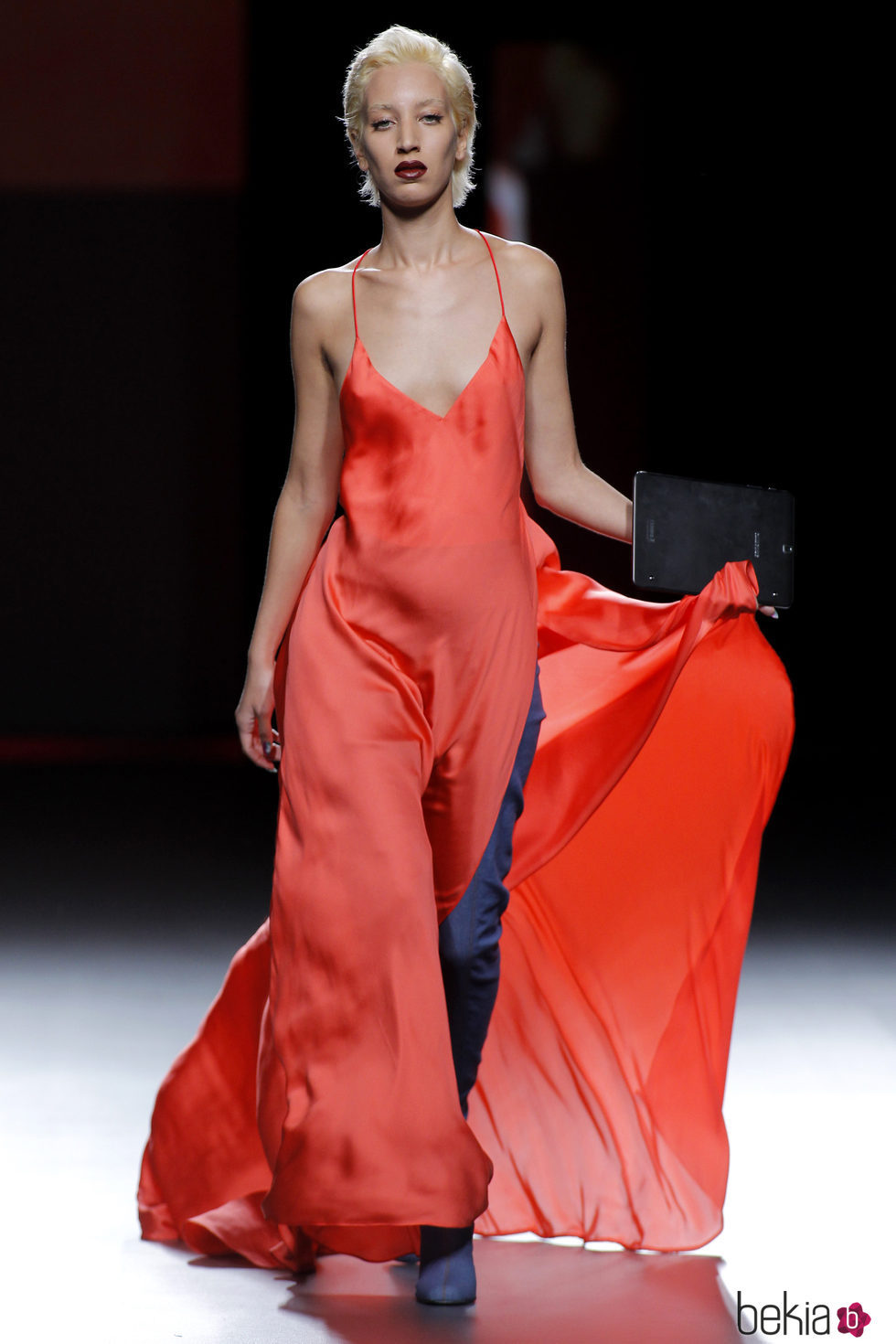 vestido de asimetrico en naranja y apertura lateral de la marca Abrahamsson en el Samsung Ego