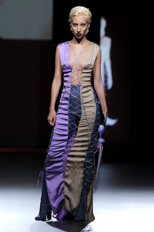 Vestido cruzado con escote en color lavanda de la marca Abrahamsson en el Samsung Ego