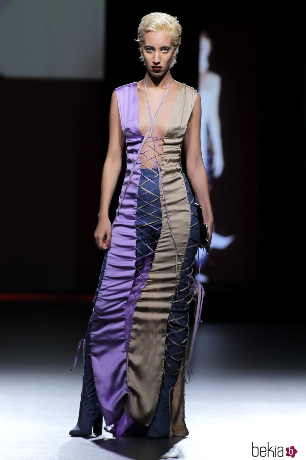 Vestido cruzado con escote en color lavanda de la marca Abrahamsson en el Samsung Ego
